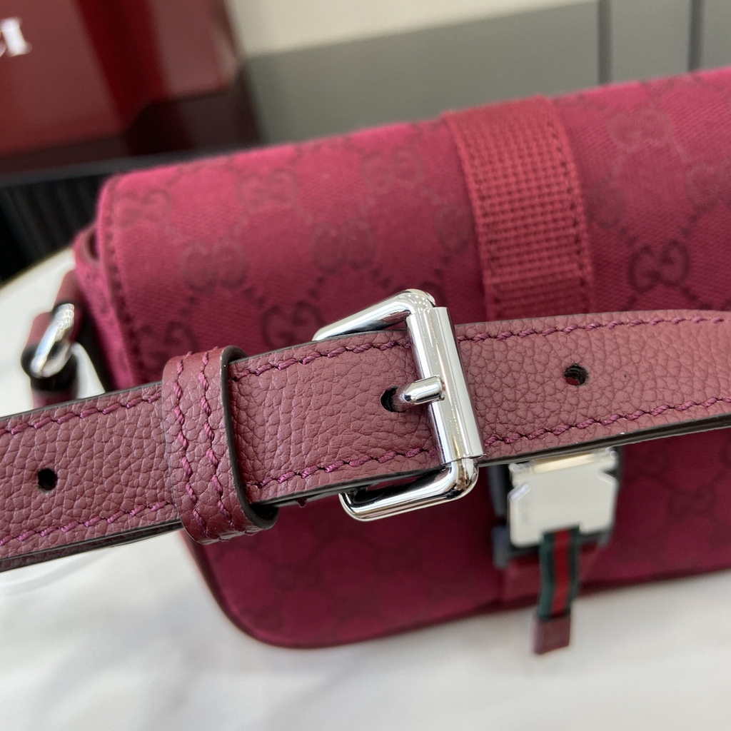 Gucci Mini GG crossbody bag ‎802100 in red GG canvas