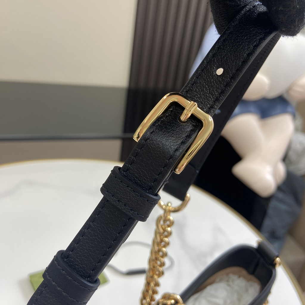 Gucci Padlock small shoulder bag 811705 in black leather