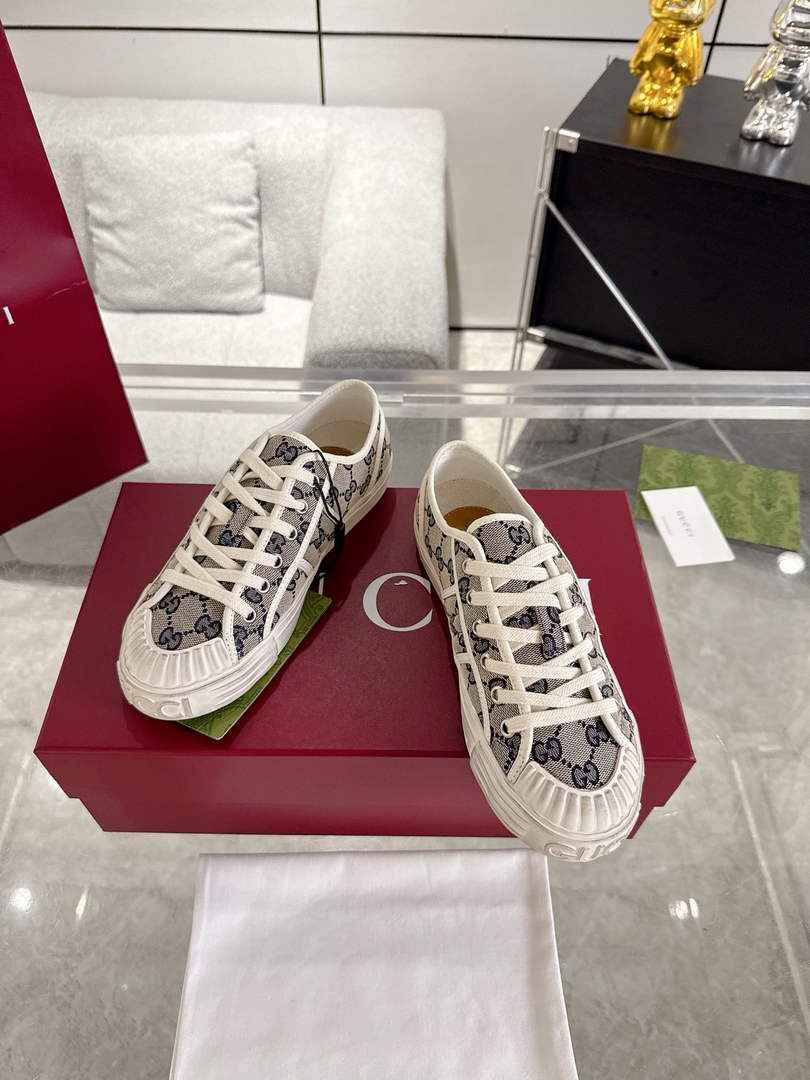 Gucci Women's chunky sneaker ‎831825 - Default Title - View 1
