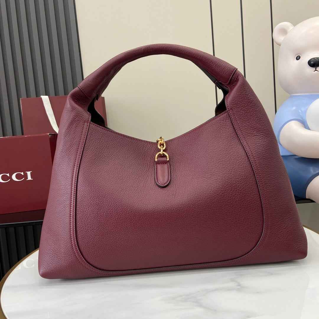 Gucci Softbit maxi shoulder bag, ‎837466 in wine red leather