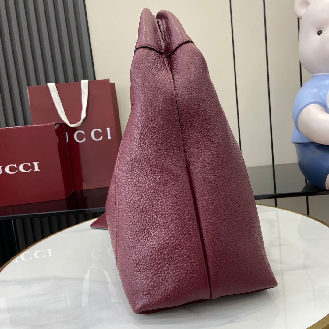 Gucci Softbit maxi shoulder bag, ‎837466 in wine red leather