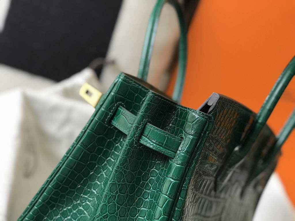 Hermès Birkin Bag 30cm Green Crocodile Leather Gold Hardware