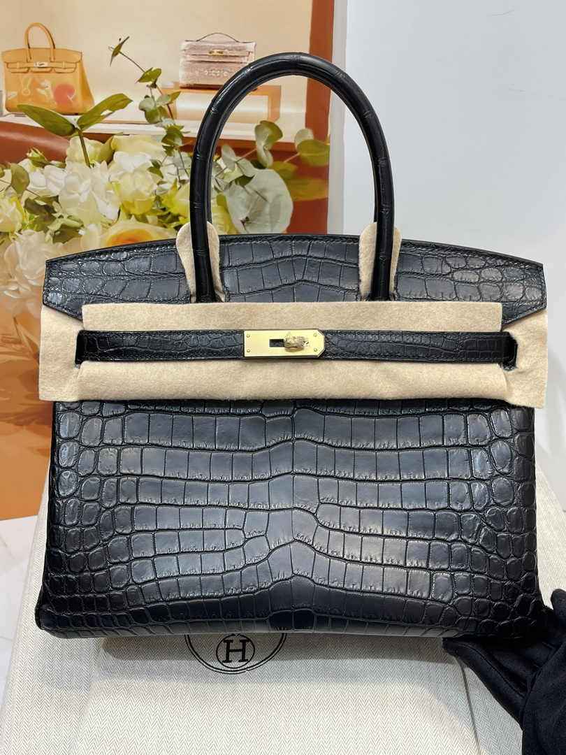 Hermès Birkin Bag 30cm Black Crocodile Leather Gold Hardware H8880