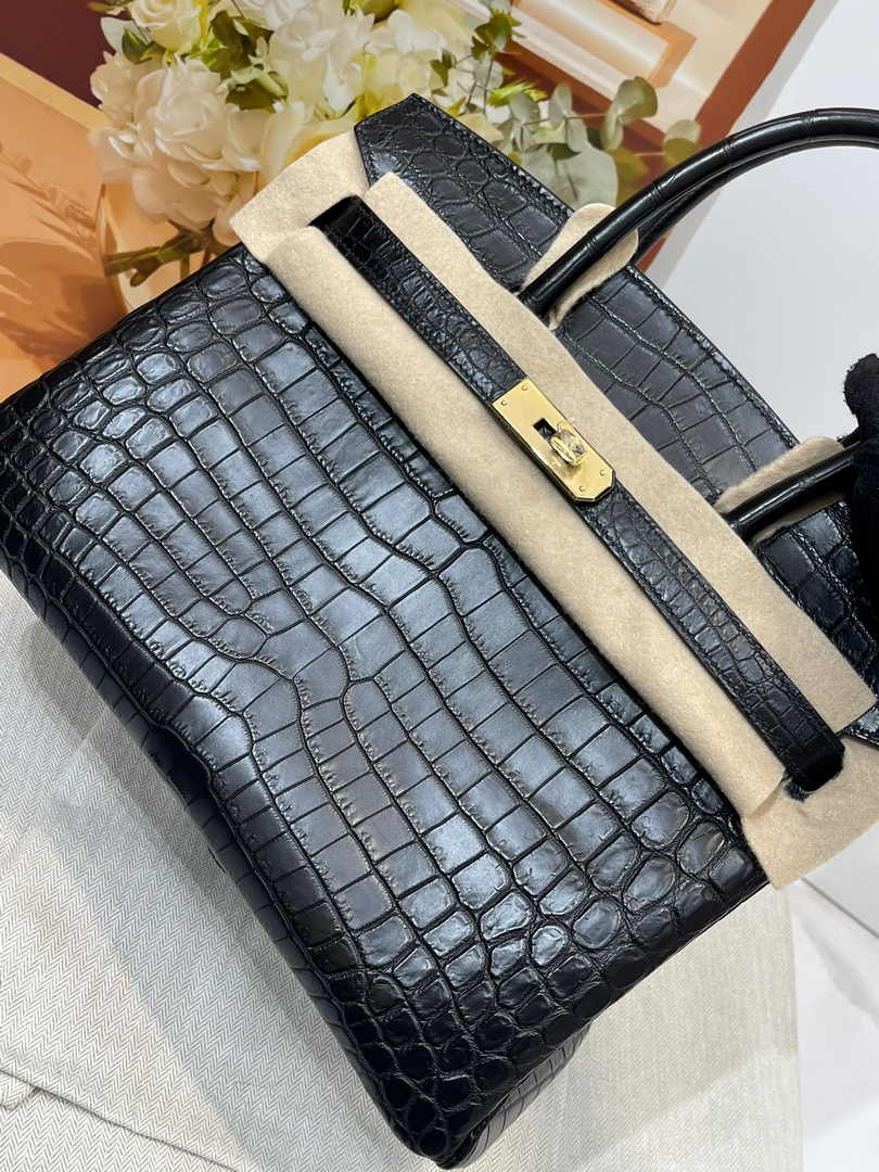 Hermès Birkin Bag 30cm Black Crocodile Leather Gold Hardware H8880