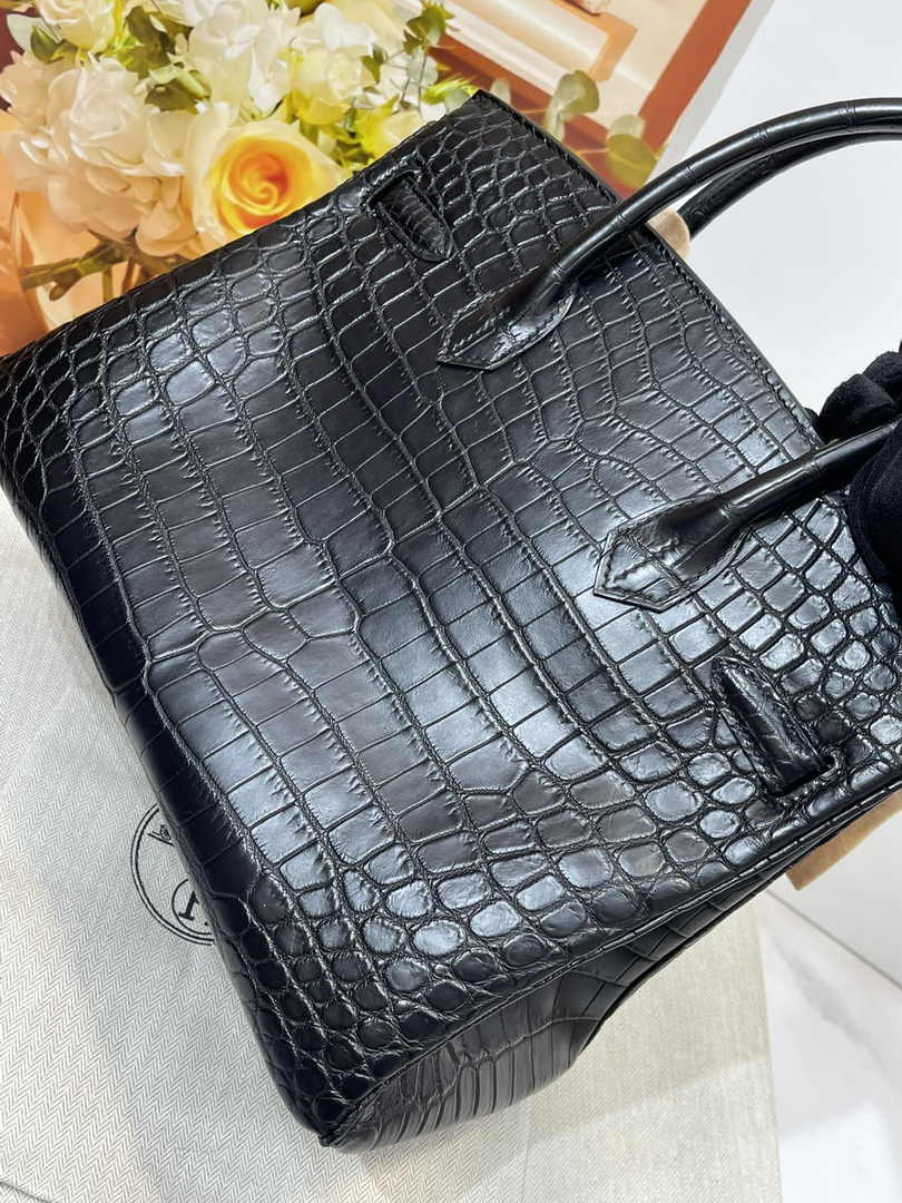 Hermès Birkin Bag 30cm Black Crocodile Leather Gold Hardware H8880