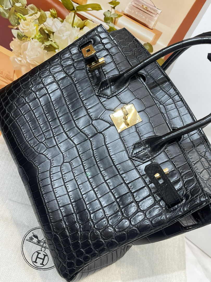 Hermès Birkin Bag 30cm Black Crocodile Leather Gold Hardware H8880