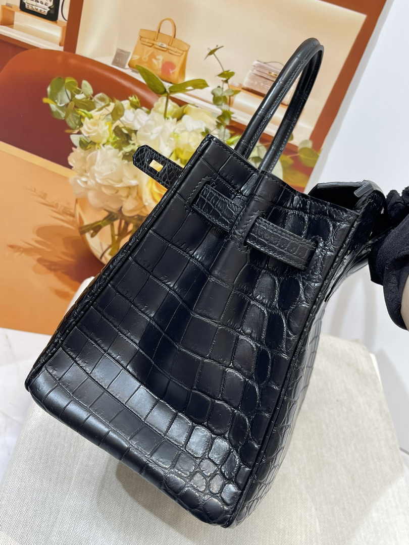 Hermès Birkin Bag 30cm Black Crocodile Leather Gold Hardware H8880