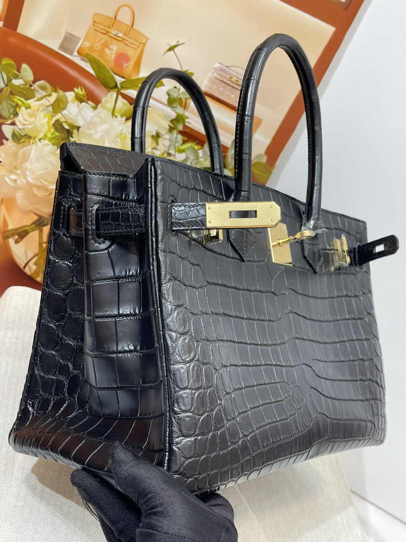 Hermès Birkin Bag 30cm Black Crocodile Leather Gold Hardware H8880