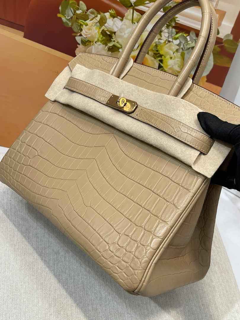 Hermès Birkin Bag 30cm Apricot Crocodile Leather Gold Hardware H8887