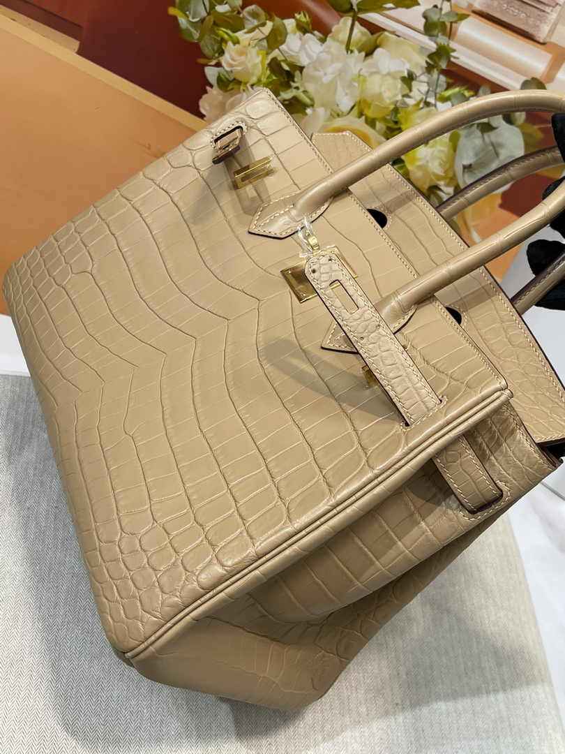 Hermès Birkin Bag 30cm Apricot Crocodile Leather Gold Hardware H8887