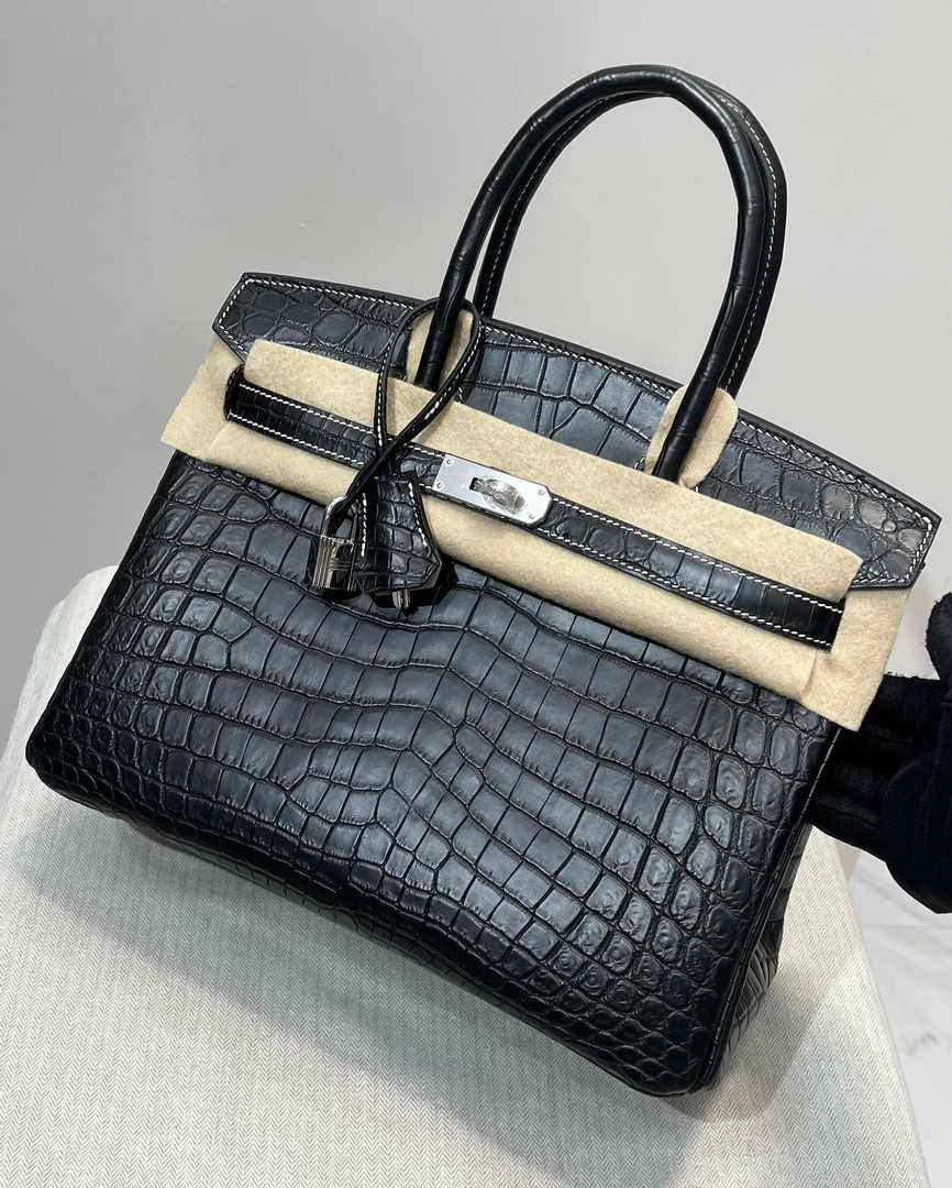 Hermès Birkin Bag 30cm Black Crocodile Leather Gold Hardware H8886