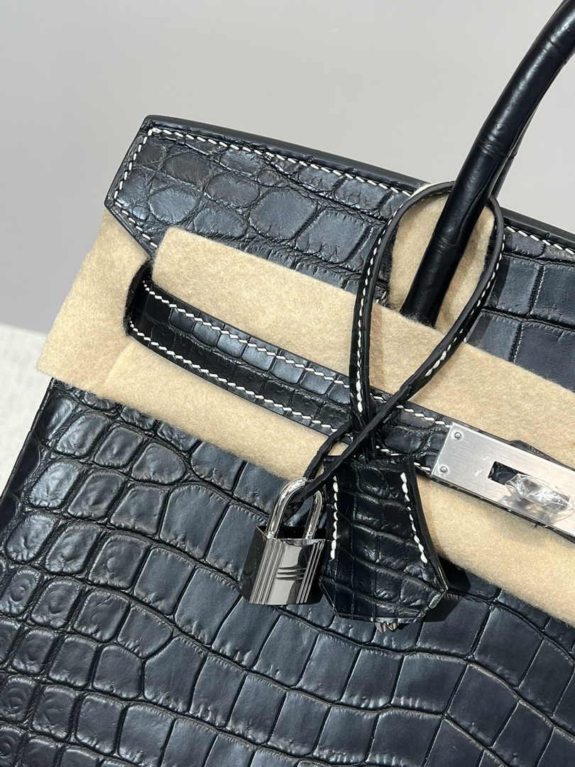 Hermès Birkin Bag 30cm Black Crocodile Leather Gold Hardware H8886