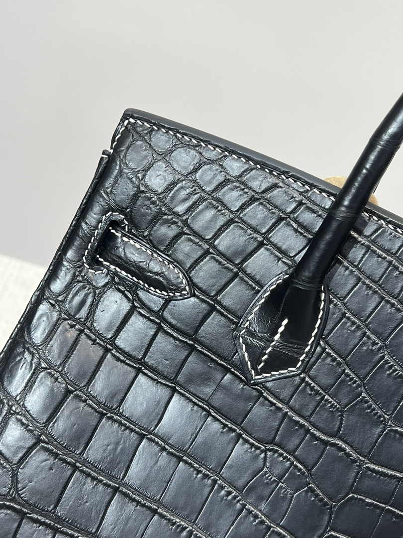 Hermès Birkin Bag 30cm Black Crocodile Leather Gold Hardware H8886