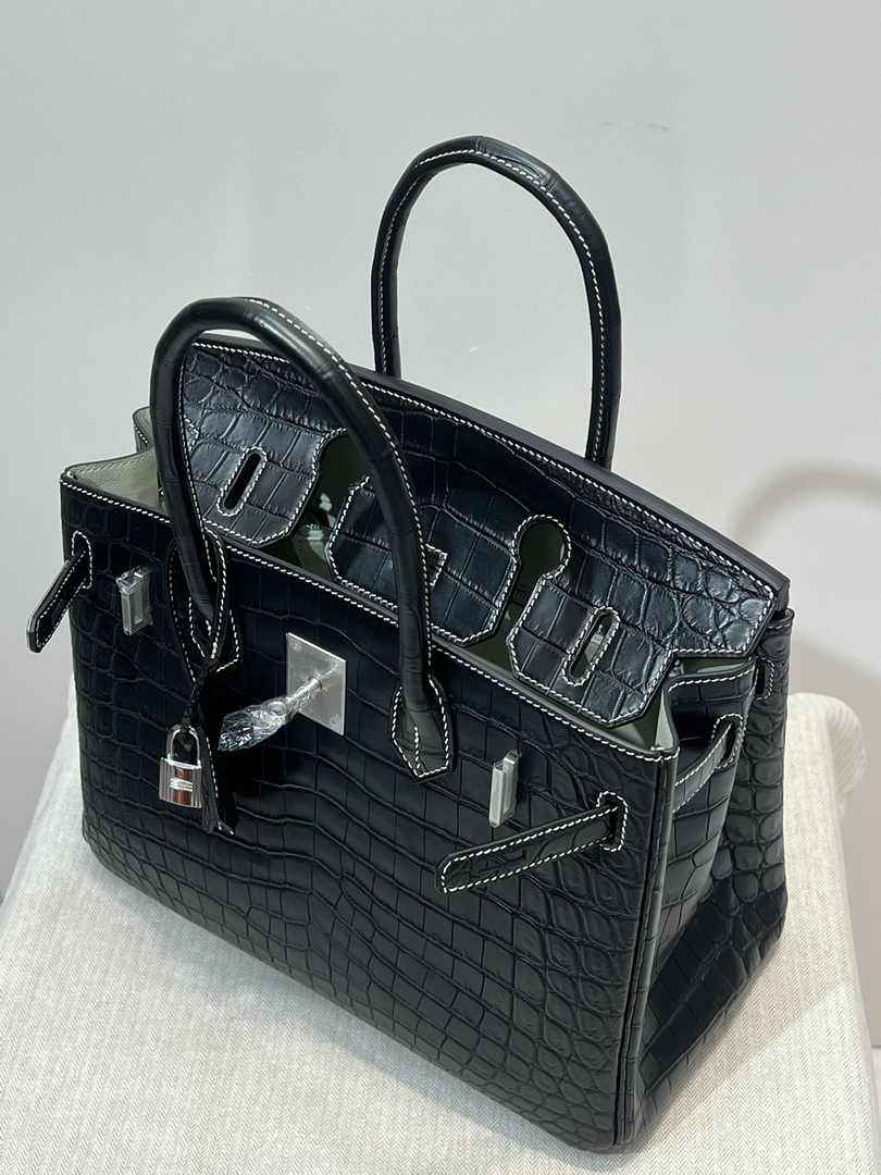 Hermès Birkin Bag 30cm Black Crocodile Leather Gold Hardware H8886