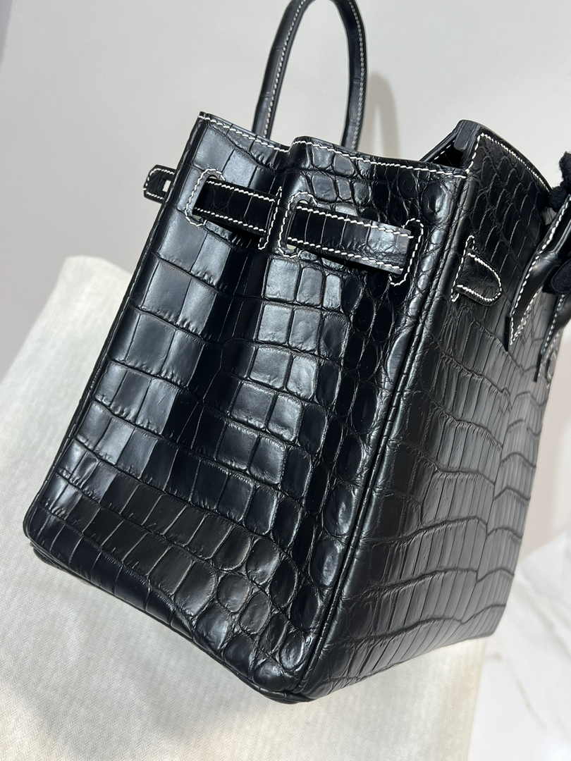 Hermès Birkin Bag 30cm Black Crocodile Leather Gold Hardware H8886