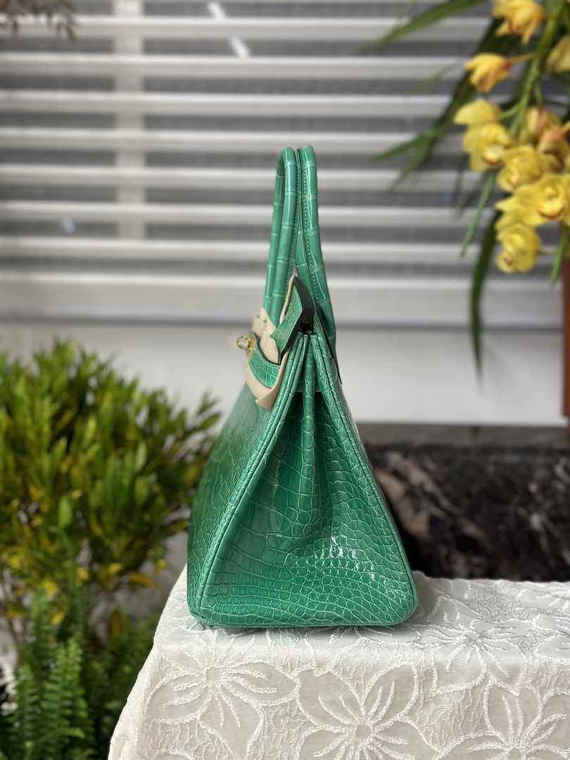 Hermès Birkin Bag 30cm Green Crocodile Leather Gold Hardware H6882