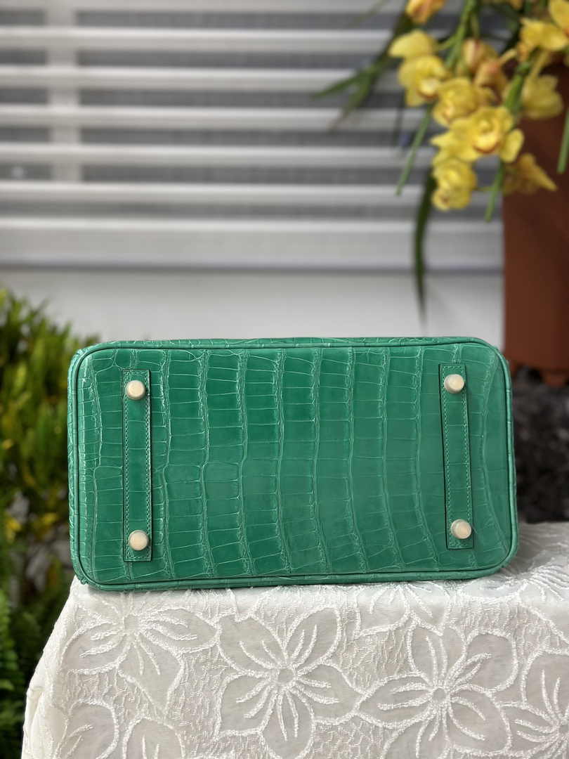 Hermès Birkin Bag 30cm Green Crocodile Leather Gold Hardware H6882