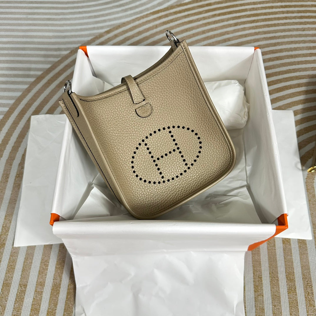 Hermes Evelyne III 17 Light Gray Togo Leather Bag Silver H5603
