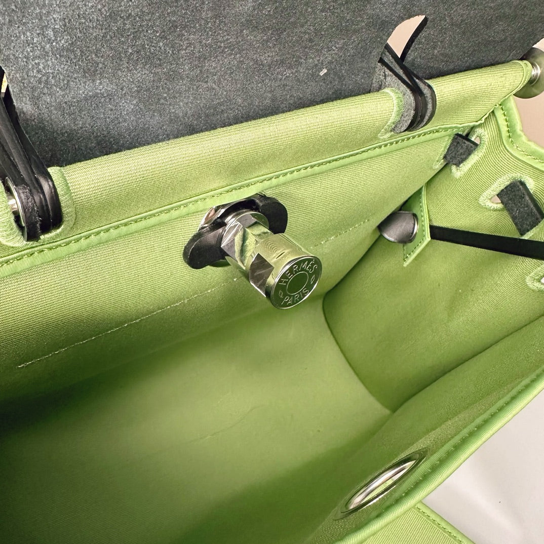 Hermès Herbag Zip 31 hobnailed bag h085131 black light green