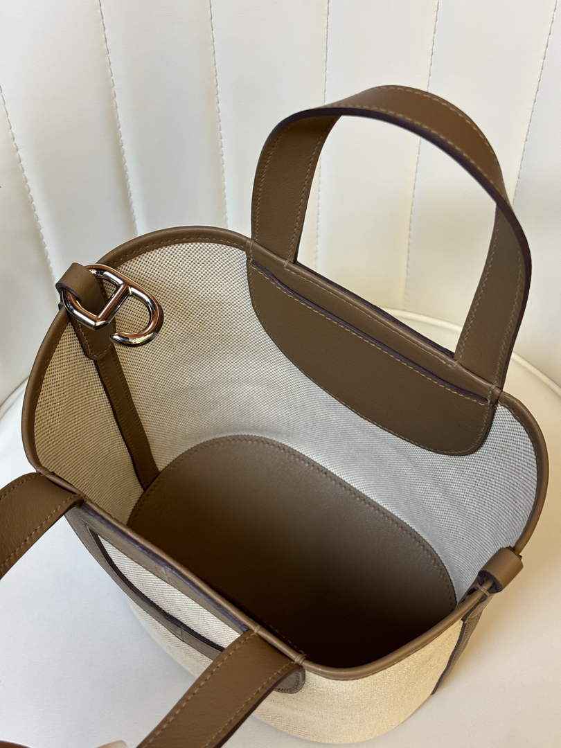 Hermès In-The-Loop 18 Bag Swift Leather H20251826