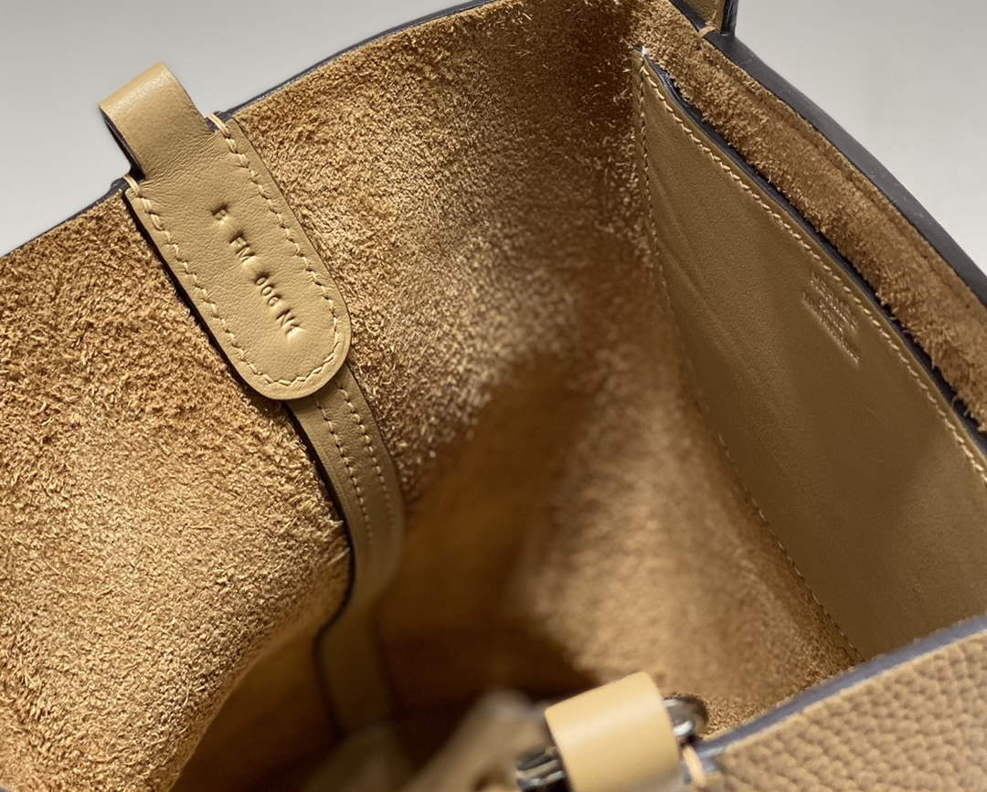 Hermès In-The-Loop 18 Bag Swift Leather H20251805