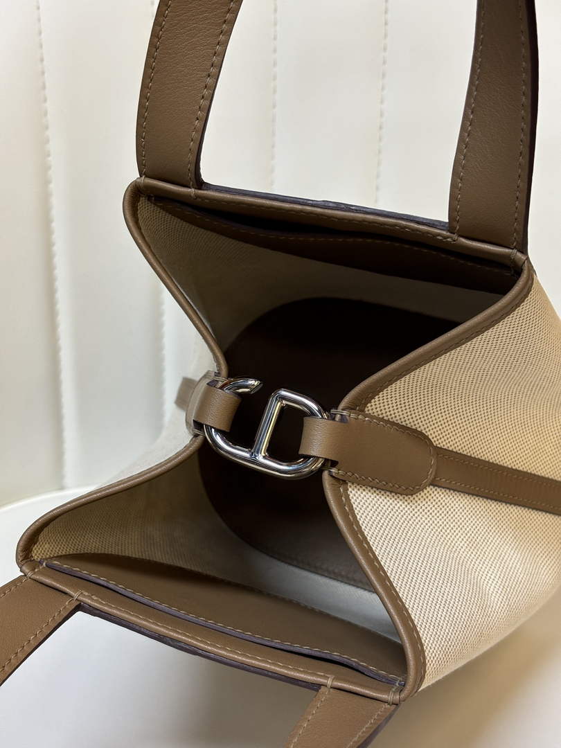 Hermès In-The-Loop 18 Bag Swift Leather H20251826