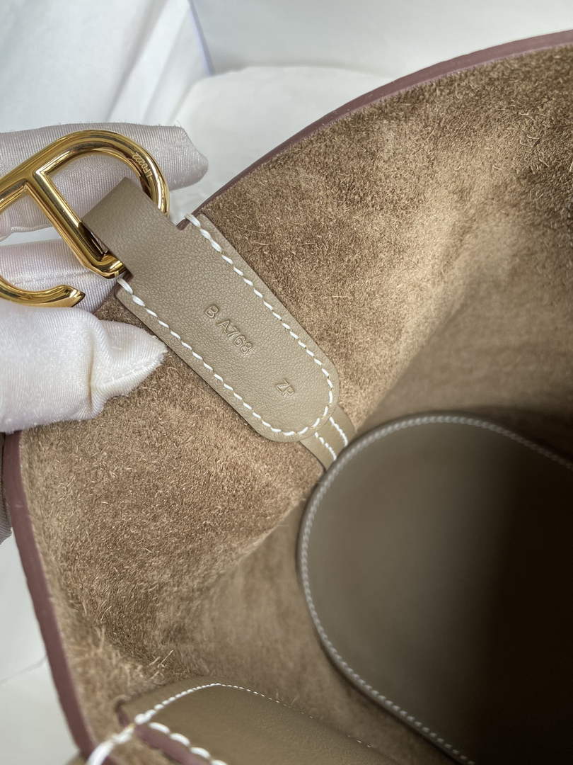 Hermès In-The-Loop 18 Bag Swift Leather H20251811