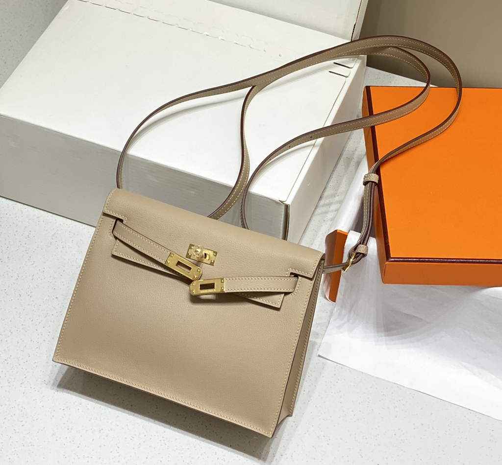 Hermès Kelly Danse II apricot gray Evercolor leather with gold