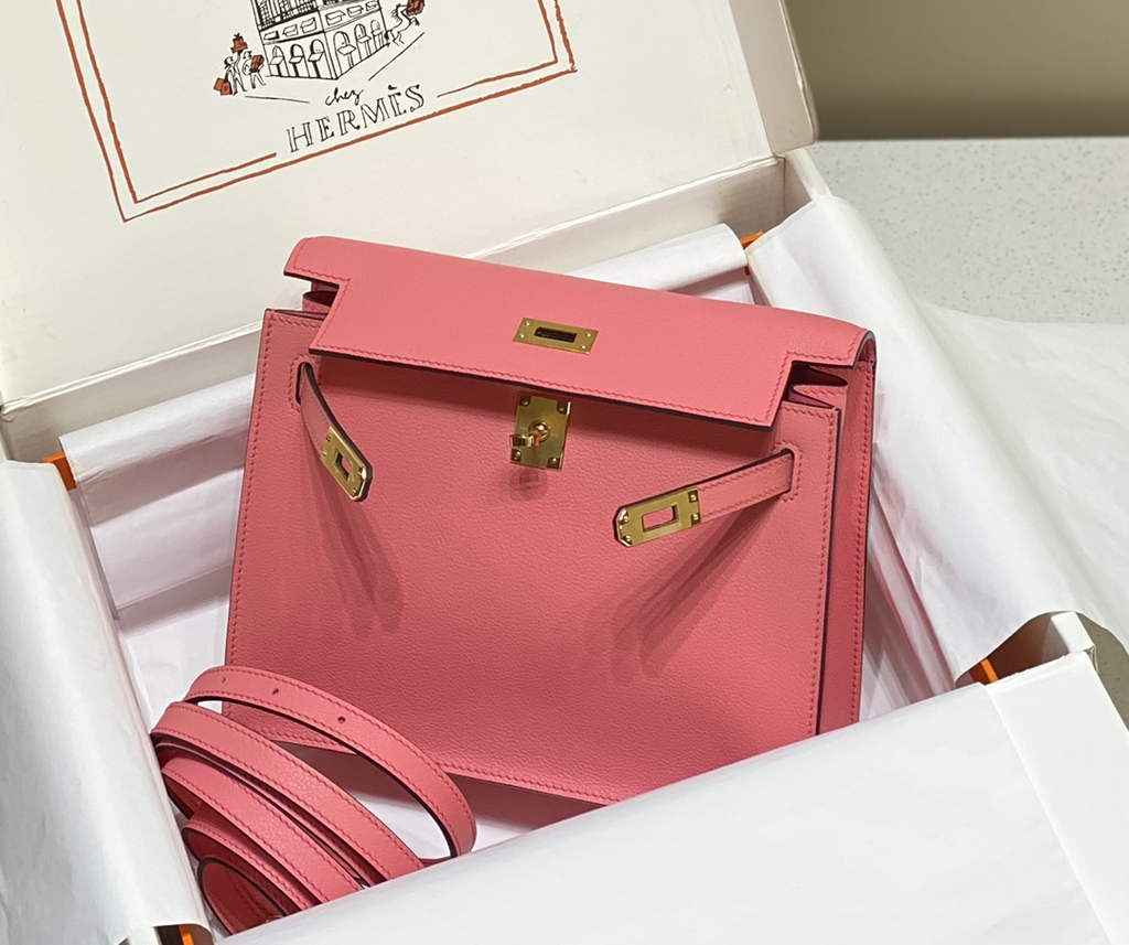 Hermès Kelly Danse II pink Evercolor leather with gold
