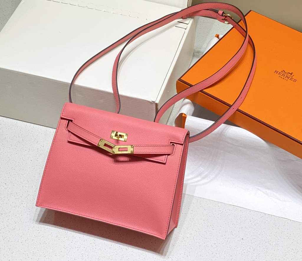 Hermès Kelly Danse II pink Evercolor leather with gold