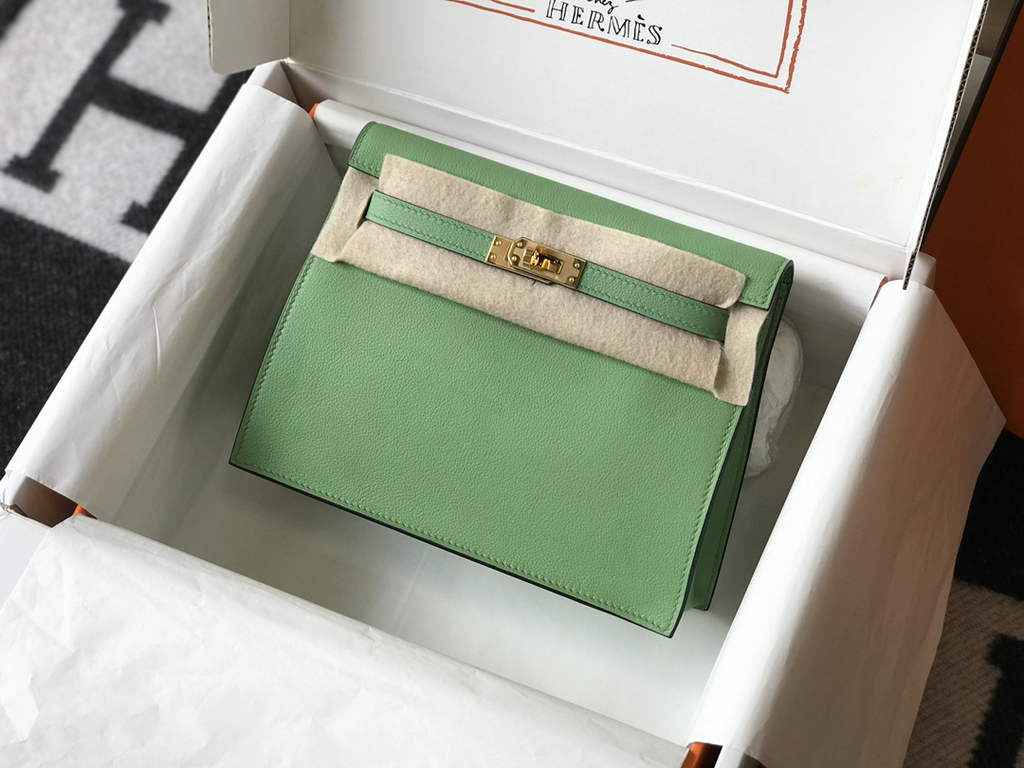 Hermès Kelly Danse II light green Evercolor leather with gold