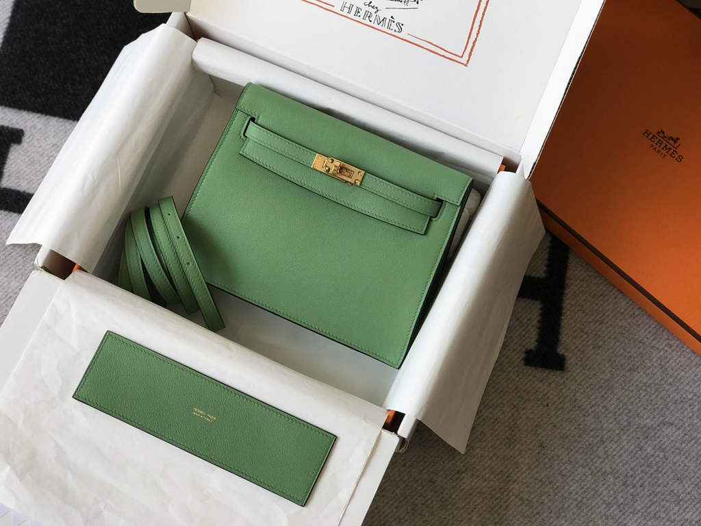 Hermès Kelly Danse II light green Evercolor leather with gold