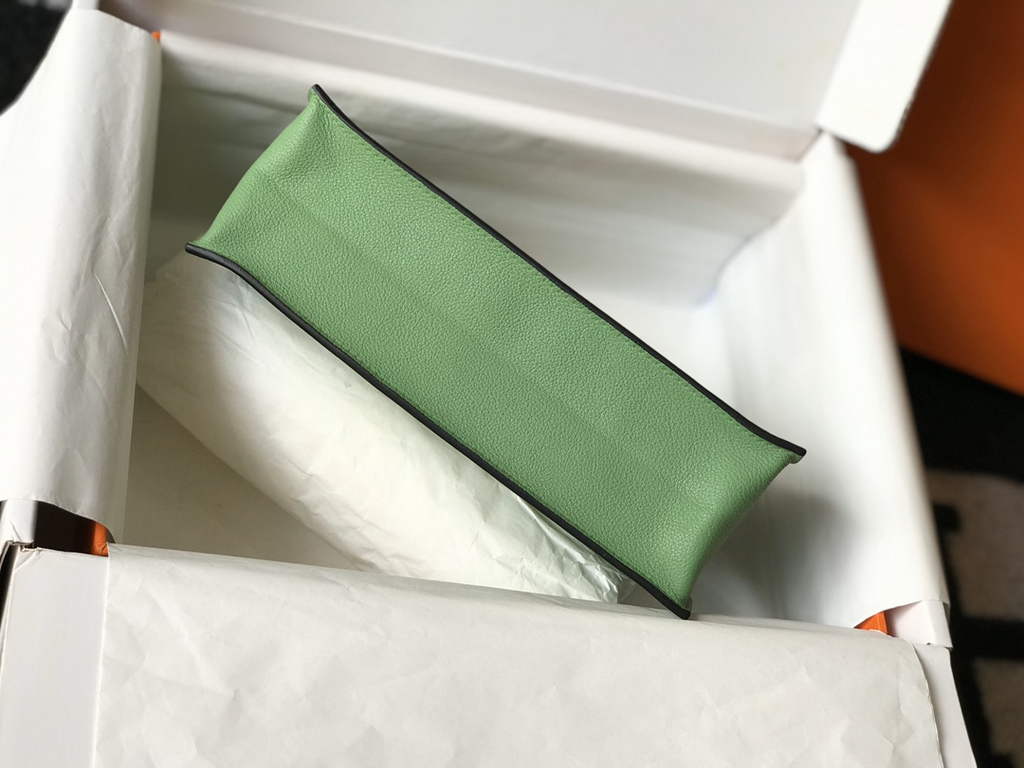 Hermès Kelly Danse II light green Evercolor leather with gold
