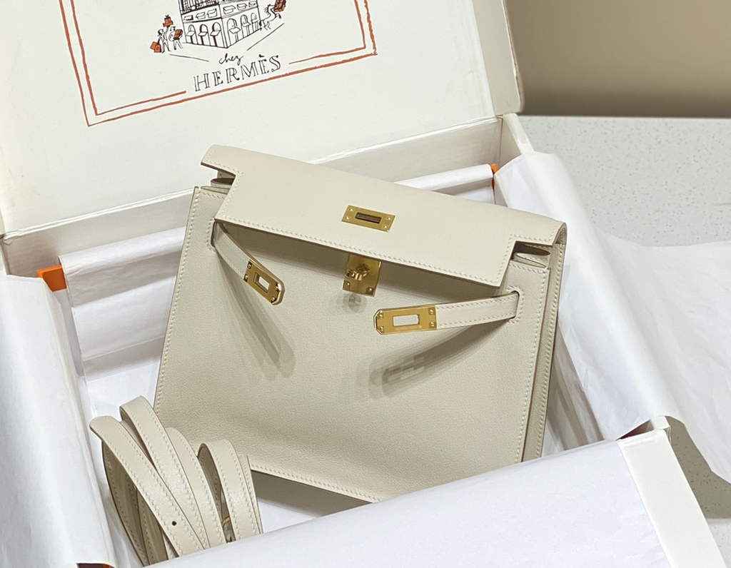 Hermès Kelly Danse II beige Evercolor leather with gold
