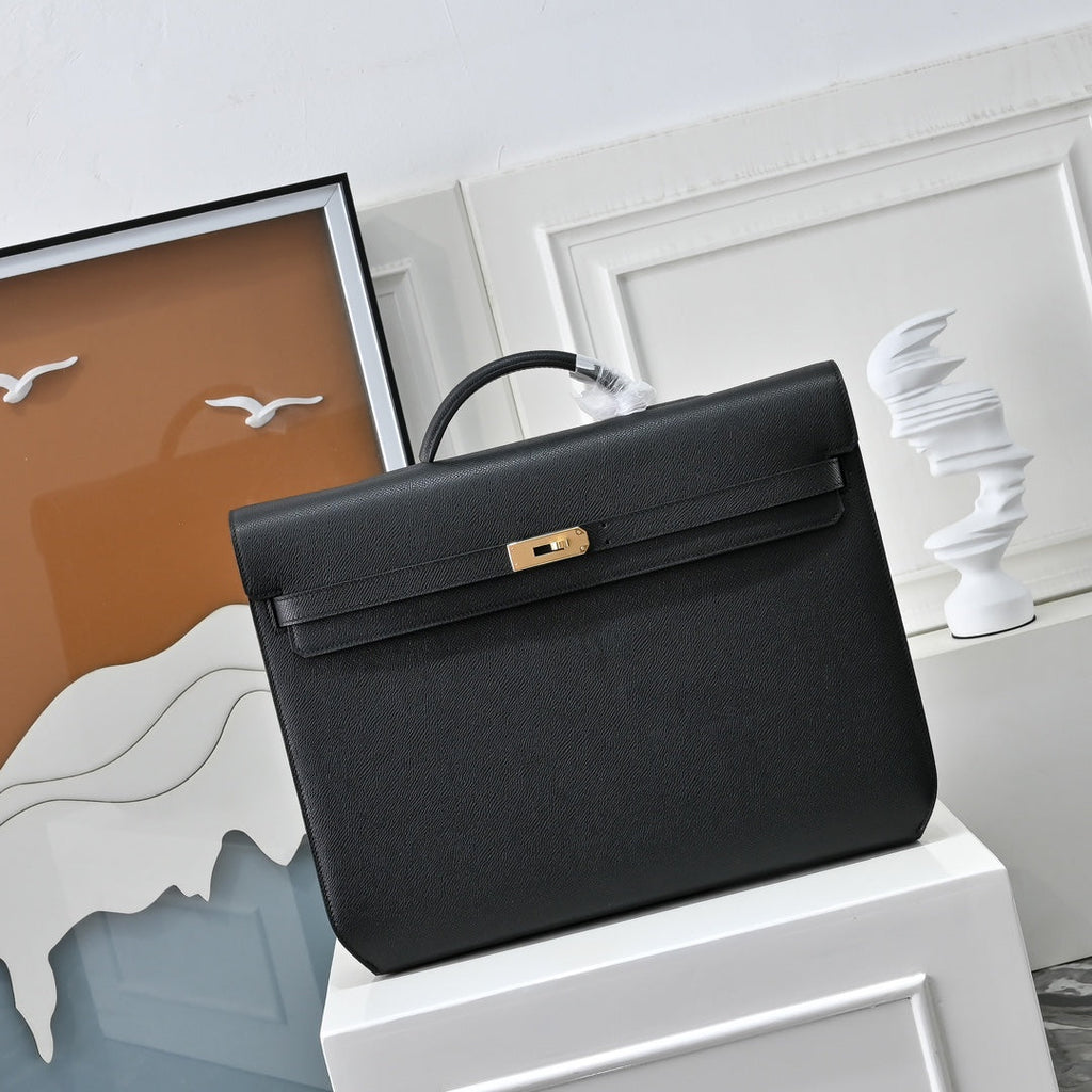 Close-up of Herm¨¨s Kelly D¨¦p¨ºche 36 featuring hand-stitched Togo calfskin with grained texture and contrast stitching