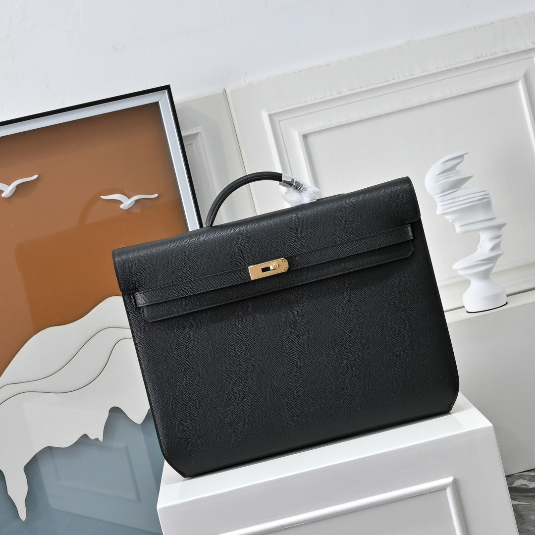 Close-up of Herm¨¨s Kelly D¨¦p¨ºche 36 featuring hand-stitched Togo calfskin with grained texture and contrast stitching