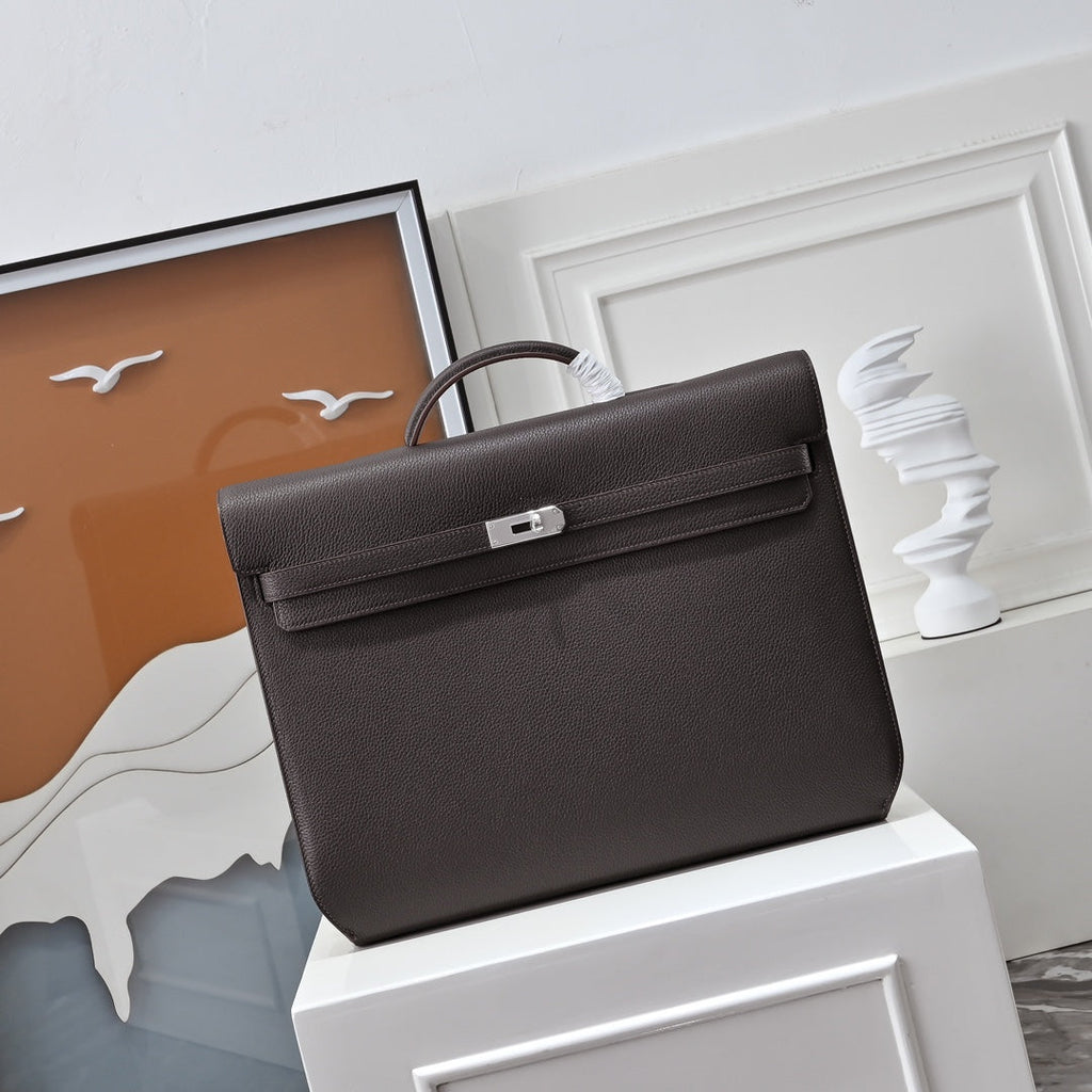 Herm¨¨s Kelly D¨¦p¨ºche 36 open with a leather notebook and pen ¨C practical luxury daily briefcase