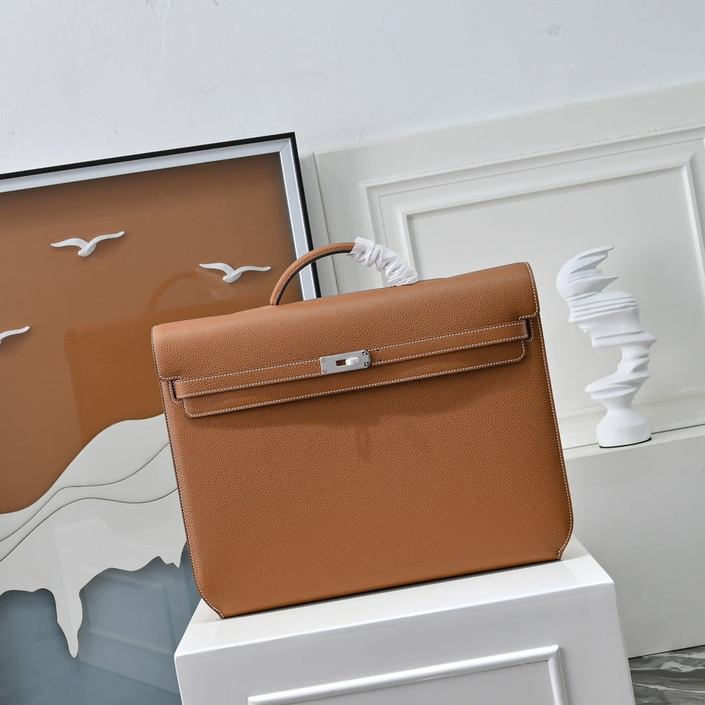 Dark Togo leather vs bright white contrast stitching on Herm¨¨s Kelly D¨¦p¨ºche 36 ¨C saddle stitch detail
