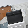 Clean architectural lines of Herm¨¨s Kelly D¨¦p¨ºche 36 ¨C hand-stitched Togo calfskin, rigid silhouette with soft grain