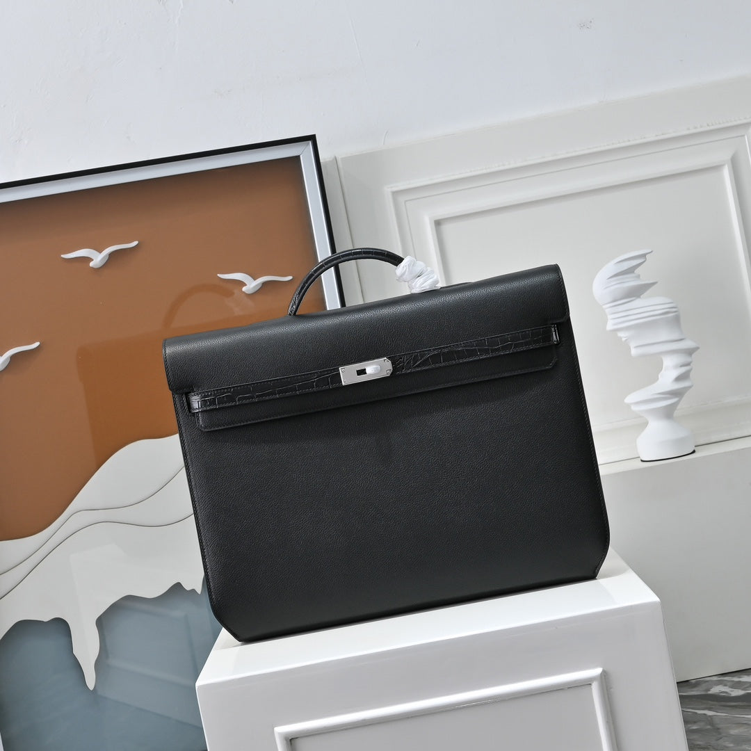 Herm¨¨s Kelly D¨¦p¨ºche 36 unstrapped and slightly open ¨C front flap lifted, showing interior contrast lining
