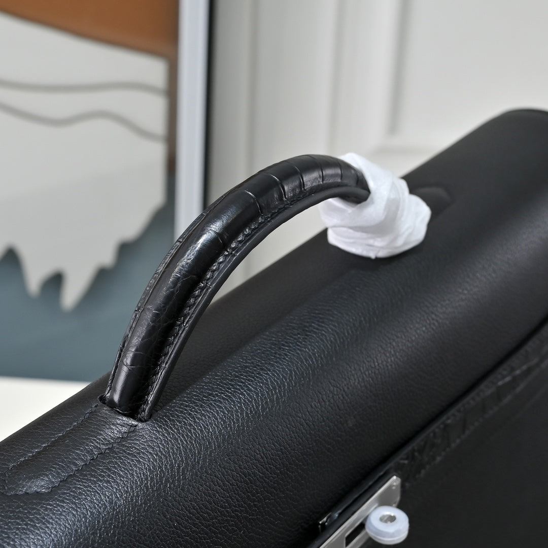 Black & Togo. The Hermès Kelly Dépêche 36. Forever classic