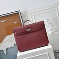 Herm¨¨s Kelly D¨¦p¨ºche 36 placed next to a leather travel journal ¨C elegant unisex briefcase for business trips
Hand-stitched saddle stitching on Herm¨¨s Kelly D¨¦p¨ºche 36 Togo calfskin leather ¨C close-up of craftsmanship