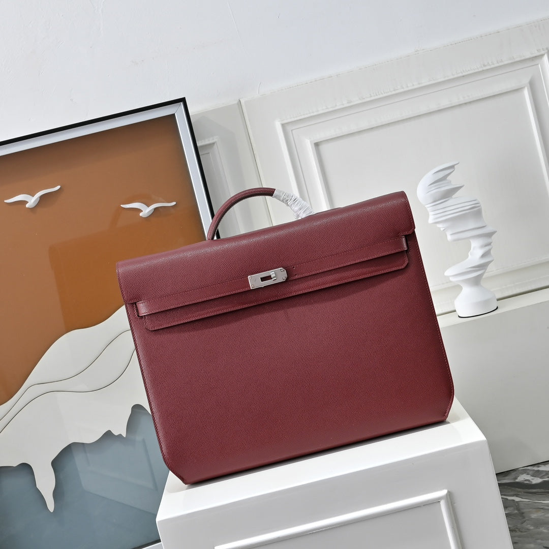 Herm¨¨s Kelly D¨¦p¨ºche 36 placed next to a leather travel journal ¨C elegant unisex briefcase for business trips
Hand-stitched saddle stitching on Herm¨¨s Kelly D¨¦p¨ºche 36 Togo calfskin leather ¨C close-up of craftsmanship