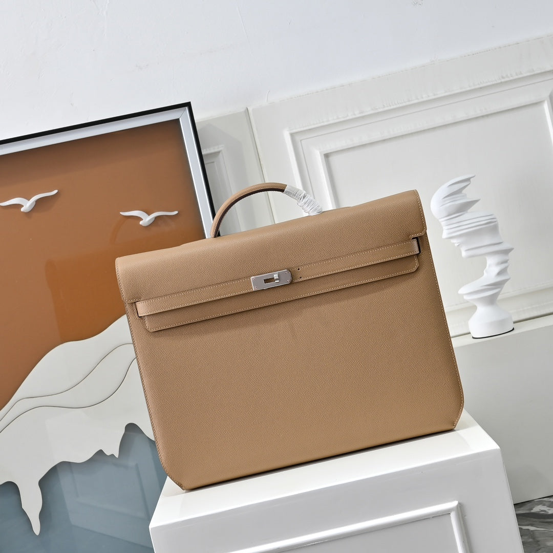 Herm¨¨s Kelly D¨¦p¨ºche 36 paired with a tailored blazer ¨C minimalist luxury briefcase for men and women