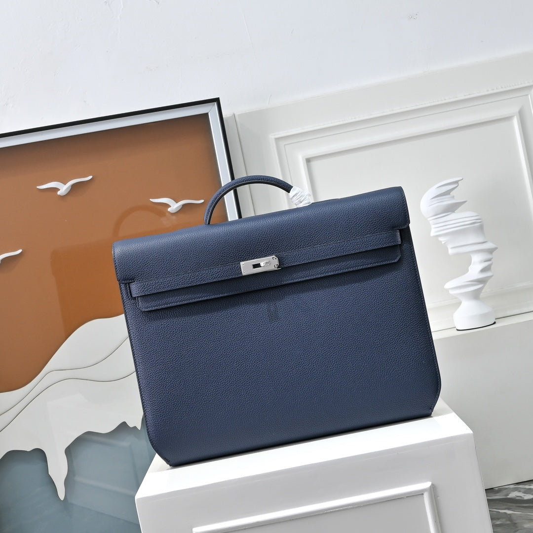 1. Interior of Herm¨¨s Kelly D¨¦p¨ºche 36 ¨C lined with Chevre leather, two flat pockets, one zipped pocket