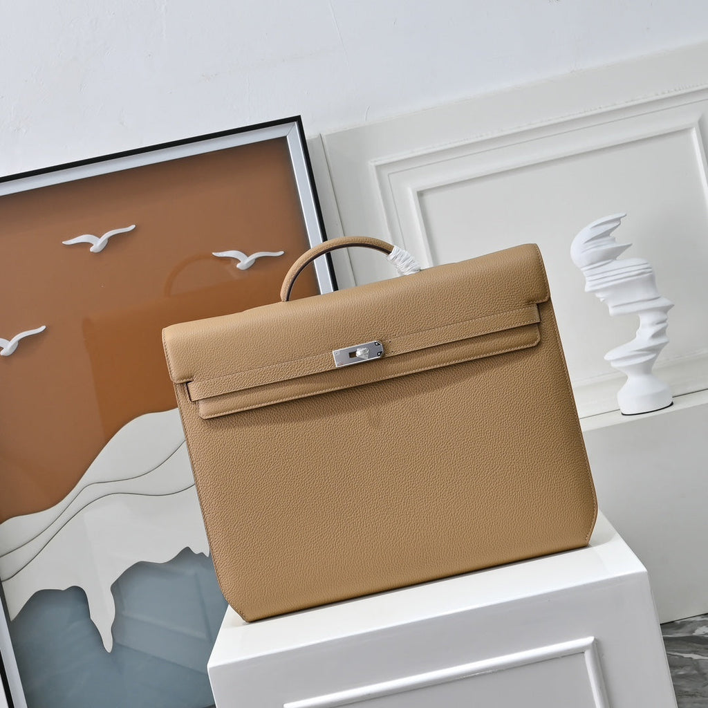 Top handles and removable canvas strap of Herm¨¨s Kelly D¨¦p¨ºche 36 ¨C worn as a top handle or crossbody