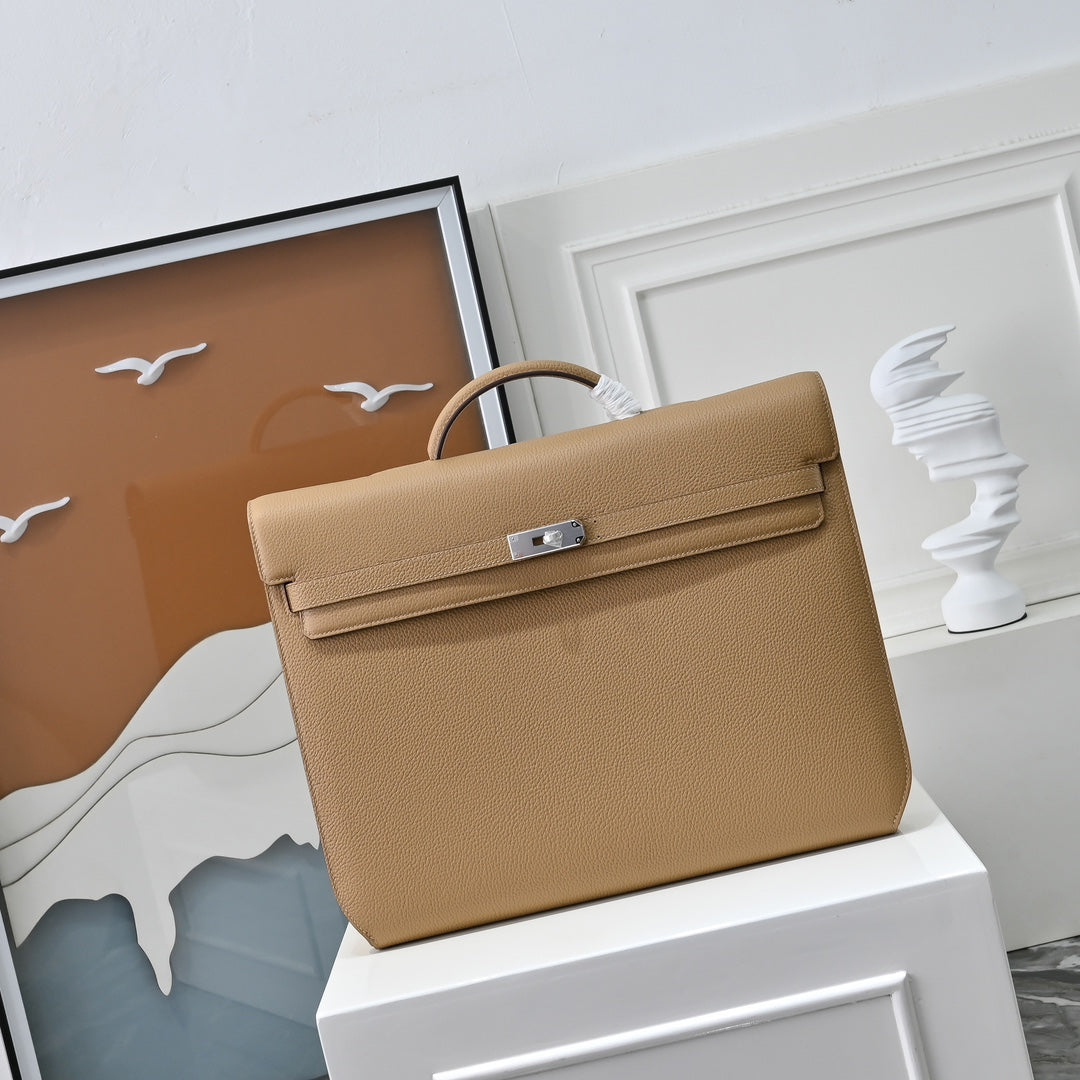 Top handles and removable canvas strap of Herm¨¨s Kelly D¨¦p¨ºche 36 ¨C worn as a top handle or crossbody