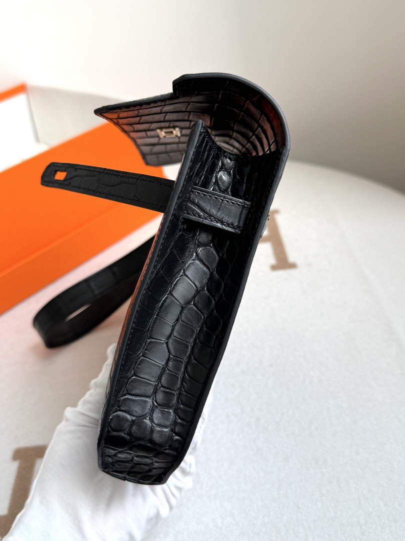 Hermès Special Order Sac Dépêches 25 – Black Porosus Crocodile Leather Handheld Clutch - Default Title - View 6