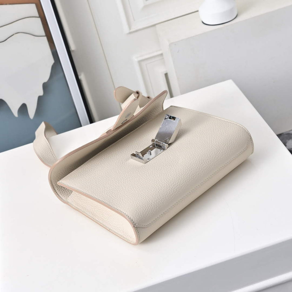 Hermès Sac Dépêche 21 Light weight Beige Epsom Bag – Small Yet Spacious