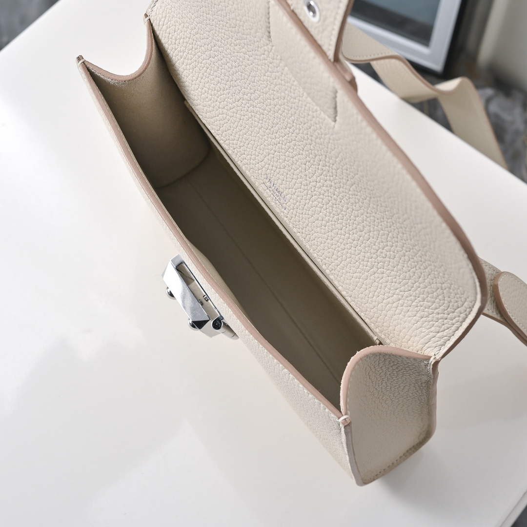Hermès Sac Dépêche 21 Light weight Beige Epsom Bag – Small Yet Spacious
